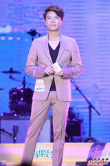 组图：吴雨霏唱失恋歌 许志安称郑秀文难讨好