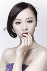 组图：刘婧曝光新写真展现甜美纯净气质