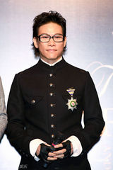 组图：Big4持枪宣传演唱会 张卫健牺牲夫妻生活