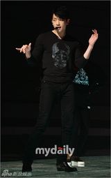 组图：Rain复出舞台彩排 耍帅卖萌魅力不减