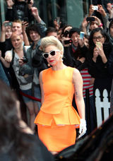 组图：Lady Gaga亮橘色OL裙遭粉丝簇拥