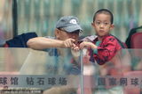 组图：姜文携妻儿看中网 与活泼儿子互动显父爱
