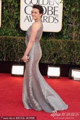组图：好莱坞美女卡拉-古奇诺亮相红毯前凸后翘