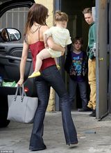 组图：贝嫂清凉装抱女出街 小七穿黄裙捂脸卖萌