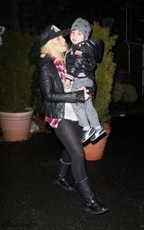 组图：克里斯蒂娜与男友甜蜜用餐 爱子超萌可爱