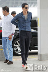 组图：韩星赵寅成赴大马 仔衫针织帽显帅气