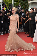 组图：娜奥米-瓦茨戛纳走秀 裸色纱裙妩媚动人