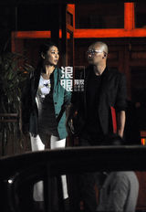 独家:冯小刚葛优等好友吃饭 徐静蕾白裙喝high