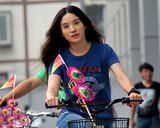 组图：小宋佳中秋“风车”送福 素颜单车快乐做福娃