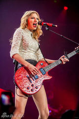 组图：泰勒红唇开唱秀美腿 狂放甩发野性魅力