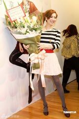 幻灯图：郑秀文台北宣传新书 与粉丝亲密互动 