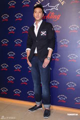 组图：王阳明出席品牌活动 获温升豪赞身材好