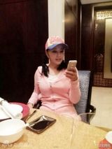 组图：刘晓庆绑小辫扮少女 粉嫩装扮再现青春