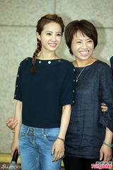 组图：蔡依林母亲节献吻妈妈 避谈绯闻