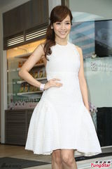组图：侯佩岑白色长裙亮相 笑容优雅气质甜美