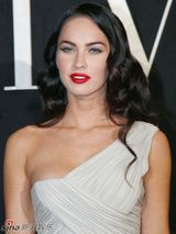 高清组图：梅根-福克斯现身巴黎 看时装秀烈焰红唇