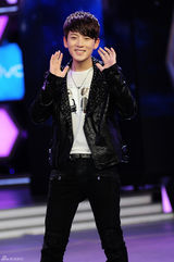 组图：陈翔李准基录制《大本营》后台合影曝光