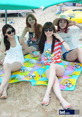 组图：韩团9Muses海边取景录节目清新装扮惹人爱