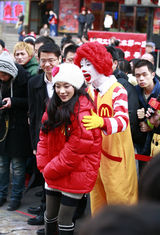 高清组图：霍思燕受商家青睐 寒冬代言娇俏可爱