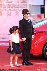 组图：盲人兄弟王俊杰戴黑墨镜牵小萝莉亮相