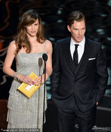 组图：詹尼佛-加纳与“卷福”本尼迪克特颁奖