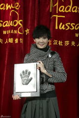 组图：徐帆蜡像入驻杜莎馆 和冯小刚蜡像玩对拍