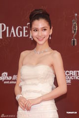 组图：AngelaBaby洁白长裙现身尽显青春魅力
