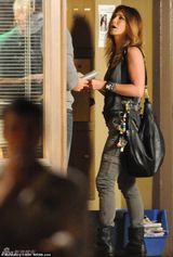 组图： 安妮斯顿女神LOOK再现 露内衣肩带性感