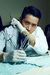 组图：何晟铭医生主题写真 目光犀利透露危机