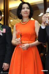 组图：刘嘉玲上海出席剪彩 现身15分钟火速捞金