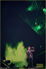 组图：布鲁诺马斯跪地嘶吼 舞台华丽喷火