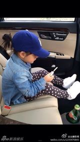 组图：王诗龄吃冰激凌大快朵颐