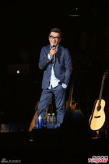 组图：李宗盛桃红衬衫开唱 称林忆莲唱得更好