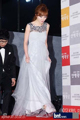 组图：刘在石UEE等韩众星亮相KBS演艺大奖红毯