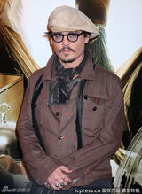 组图：约翰尼-德普亮相新片记者会 女主角花枝招展