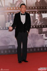 组图：梁家辉亮相金像奖红毯 举手致意
