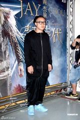 幻灯图：陈奕迅出席周杰伦小巨蛋个唱搞怪互动