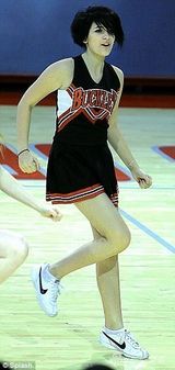 组图：杰克逊女儿变啦啦队员 舞花球高抬腿抢镜