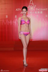 组图：候选亚姐泳装亮相 韩国选手压鼻否认整容