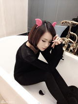 组图：戚薇浴室写真扮小恶魔卖萌照曝光