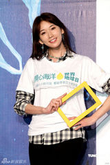 幻灯图：林志玲否认扮丑搏出位 鼓励黑人继续慈善路