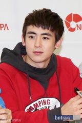 组图：人气组合2PM粉丝签名会 全员亮相亲和阳光