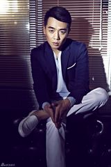 组图：周璞时尚写真出炉 幽默风趣干练有型