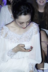 组图：白百何迷离眼妆示人 看秀交际两不误