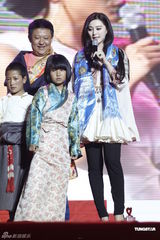 组图：范冰冰亮相慈善盛典 杨受成主动互换号码