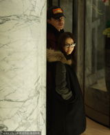 组图：佟丽娅素颜现身酒店 与陈思诚出双入对