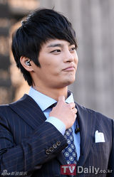 组图：《十月》演唱会隆重开幕 SJ圭贤捧场