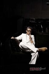 组图：吴秀波杂志儒雅写真 坦言要做生活修行者