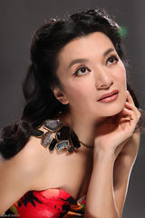 组图：阎青妤复古写真优雅迷人