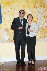 组图：王家卫受勋吻太太 梁朝伟张震到场力挺